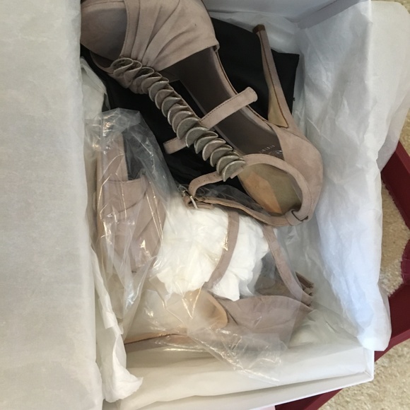 BNIB Versace sandal - size 9.5 - Picture 2 of 13